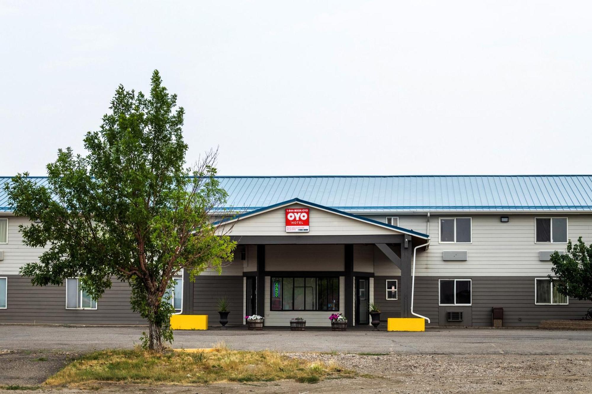 Oyo Hotel Shelby Mt Hwy 2 & I-15 Eksteriør billede
