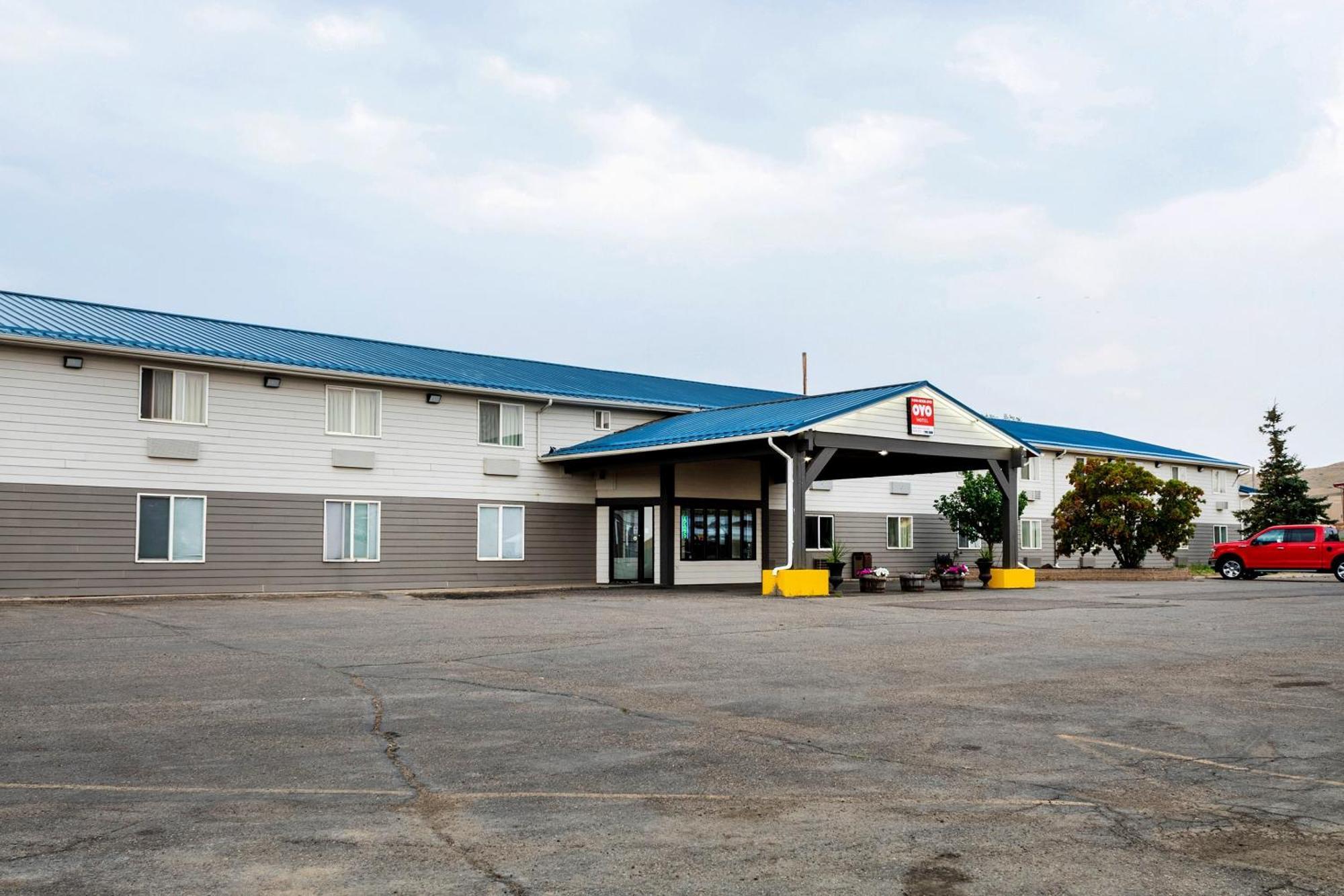 Oyo Hotel Shelby Mt Hwy 2 & I-15 Eksteriør billede